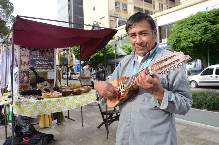 De Jujuy a Neuquén: el luthier que fabrica charangos con identidad propia