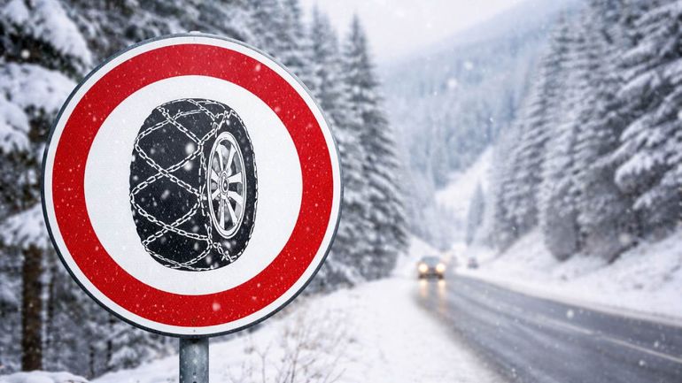 En zonas montañosas dónde hay nieve acumulada hay que circular con cadena en las ruedas del auto. En zonas montañosas dónde hay nieve acumulada hay que circular con cadena en las ruedas del auto.