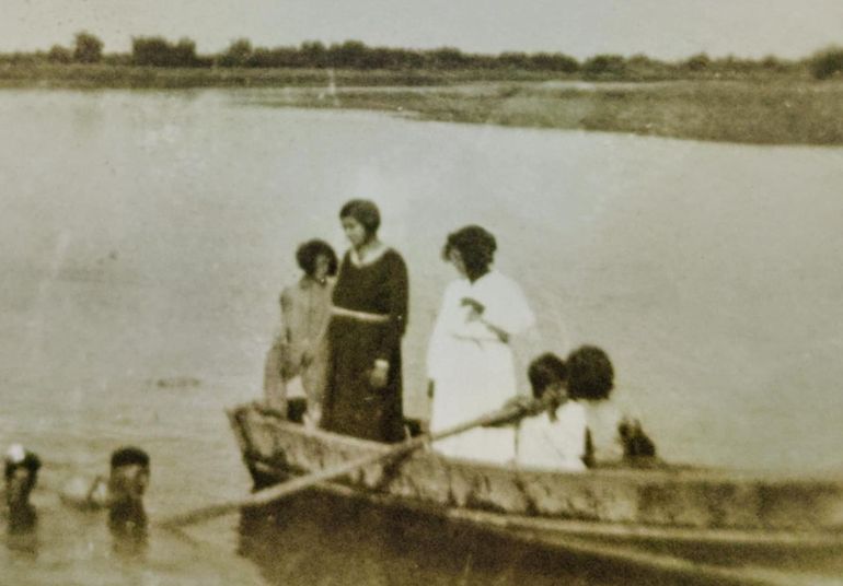 Eloísa y un grupo de personas, en una canoa sobre el río Limay.