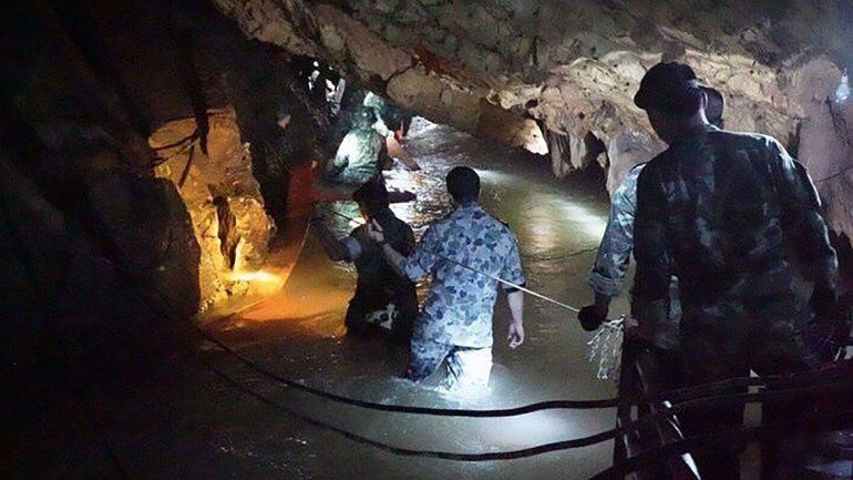 Los chicos tienen entre 11 y 16 años y son integrantes de un equipo de fútbol. Su DT