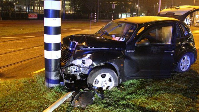 Así quedó el auto (un taxi) en el que viajaba el jugador en Holanda.