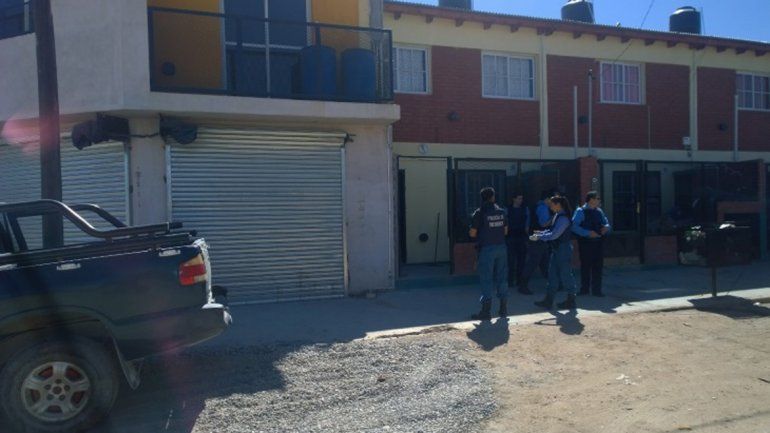 Tras la difusión del video del robo, allanaron una casa en Plaza Huincul