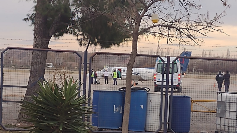Con un avión sanitario trasladaron a la docente jubilada atacada desde Iguazú