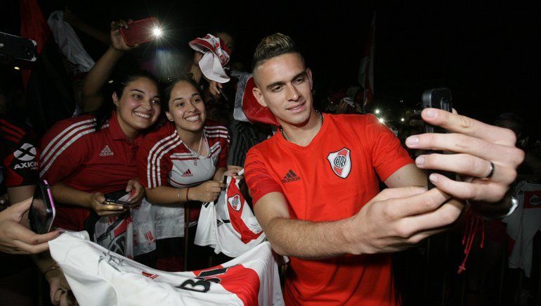 En España buscan a Santos Borré, pero no se quiere ir