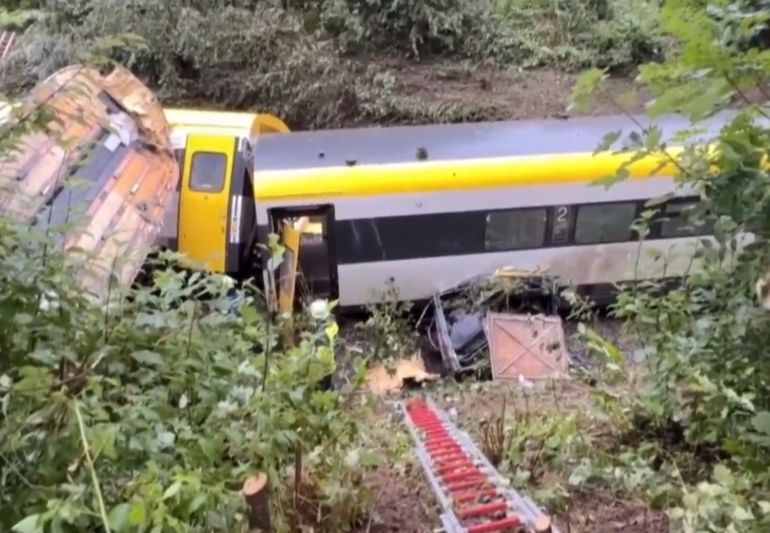 Se descarriló un tren con más de cien pasajeros en Alemania y hubo al menos tres muertos. Se descarriló un tren con más de cien pasajeros en Alemania y hubo al menos tres muertos.