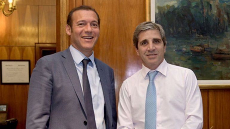 Luis 'Toto' Caputo junto al gobernador de Neuquén, Omar Gutiérrez, en una de sus visitas a la provincia como ministro de Finanzas. Luis 'Toto' Caputo junto al gobernador de Neuquén, Omar Gutiérrez, en una de sus visitas a la provincia como ministro de Finanzas.