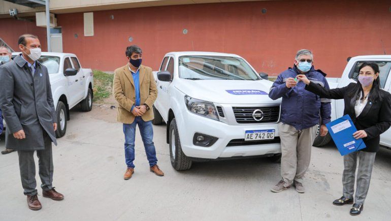 Entregaron camionetas para centros de salud y hospitales