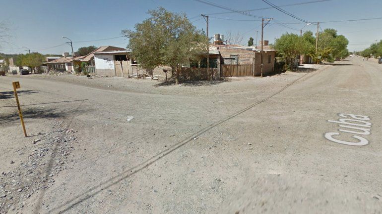 Esperaba el colectivo y llegaron los ladrones: lo golpearon para robarle el celular y dinero