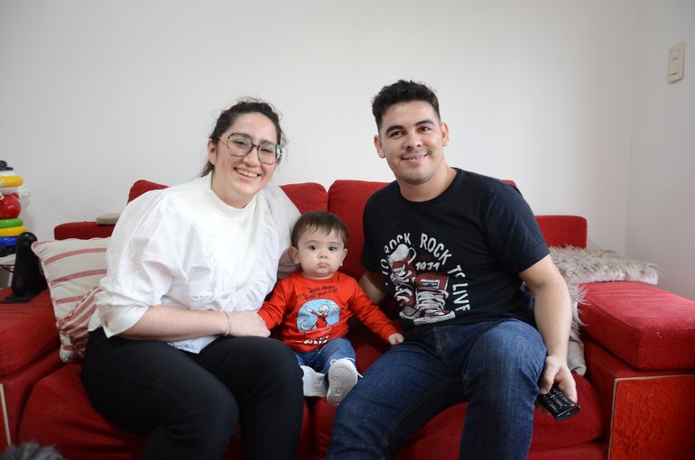 Leila y Nicolás relataron los difíciles momentos que pasaron con su pequeño hijo, y agradecieron el compromiso y dedicación de los especialistas que lo trataron y operaron. 