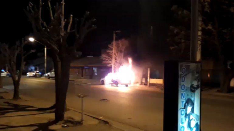 Se incendió un auto en el barrio La Sirena y el conductor sufrió heridas en su rostro