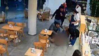 El hombre ingresó a una heladería luego de que lo apuñalaron, pero la ayuda no fue suficiente. El hombre ingresó a una heladería luego de que lo apuñalaron, pero la ayuda no fue suficiente.