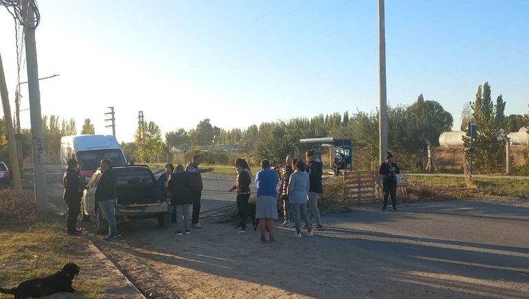 Vecinos del barrio Ferroviario cortan el tránsito en el límite con Plottier