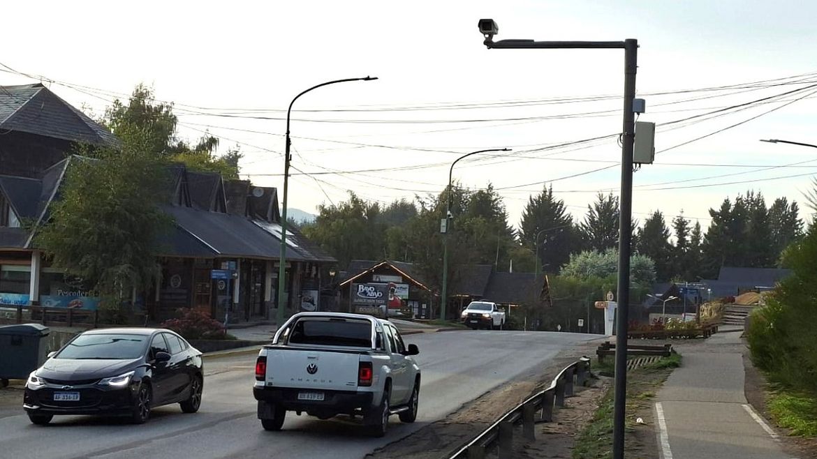 Villa la Angostura multará a quiénes no usen cinturón de seguridad o que manejen con el celular en la mano. | LM Neuquen Villa la Angostura multará a quiénes no usen cinturón de seguridad o que manejen con el celular en la mano.