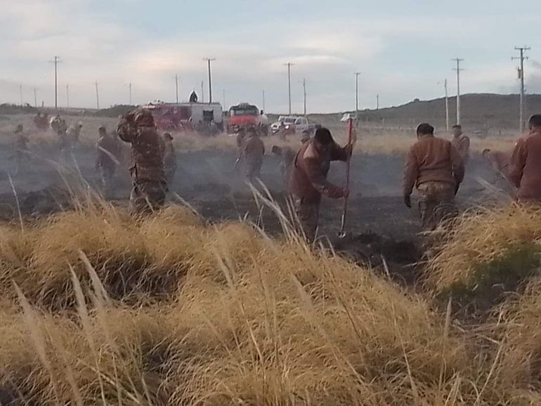 Fuertes vientos en Zapala: cayó un cable de alta tensión y provocó un incendio