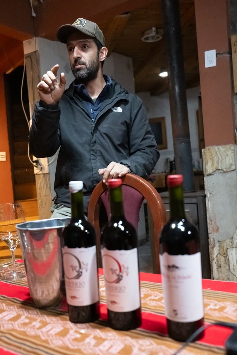 Nico contando las características del suelo donde están parte de las viñas. Nico contando las características del suelo donde están parte de las viñas.