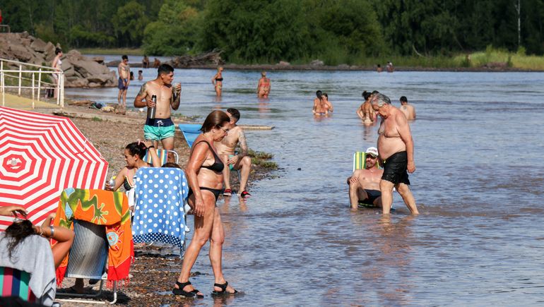 En fotos: el río chocolatoso no frenó a los vecinos que coparon el Limay