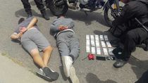 Los detenidos quedaron identificados tras la investigación del robo, que comenzó con el pinchazo de una rueda minutos después de la extracción bancaria. Los detenidos quedaron identificados tras la investigación del robo, que comenzó con el pinchazo de una rueda minutos después de la extracción bancaria.