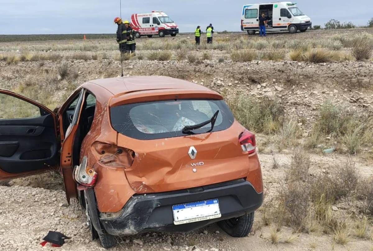 Tras el vuelco, la conductora pudo salir del auto por sus propios medios.&nbsp;