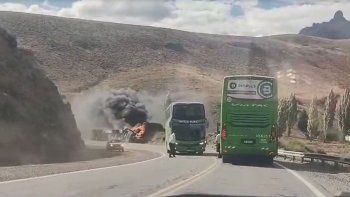 El camión que bloqueó la Ruta 237 se incendió y los Bomberos no pudieron controlar el fuego.