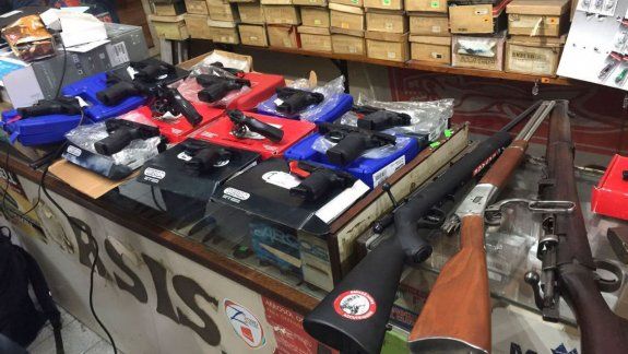 Parte del arsenal secuestrado ayer en la armería que funcionaba en Morón.