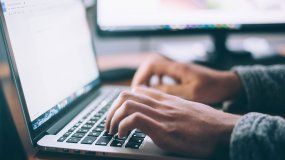 Teletrabajo hot: el 51% admite ver porno en sus dispositivos laborales