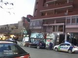 La policía se acercó al lugar del escándalo, donde una mujer amenazo con quitarse la vida. Foto Antonio Spagnuolo.