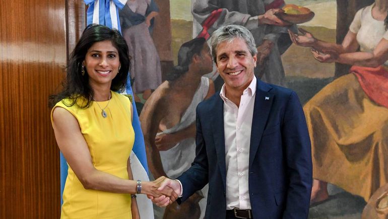 Guita Gopinath, la numero dos del FMI represenante de EEUU, mantuvo una reunión virtual esta semana con el equipo económico