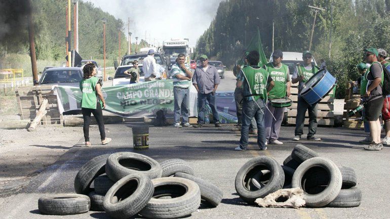 Municipales de Campo Grande cortan Ruta 7 en reclamo de un aumento salarial.