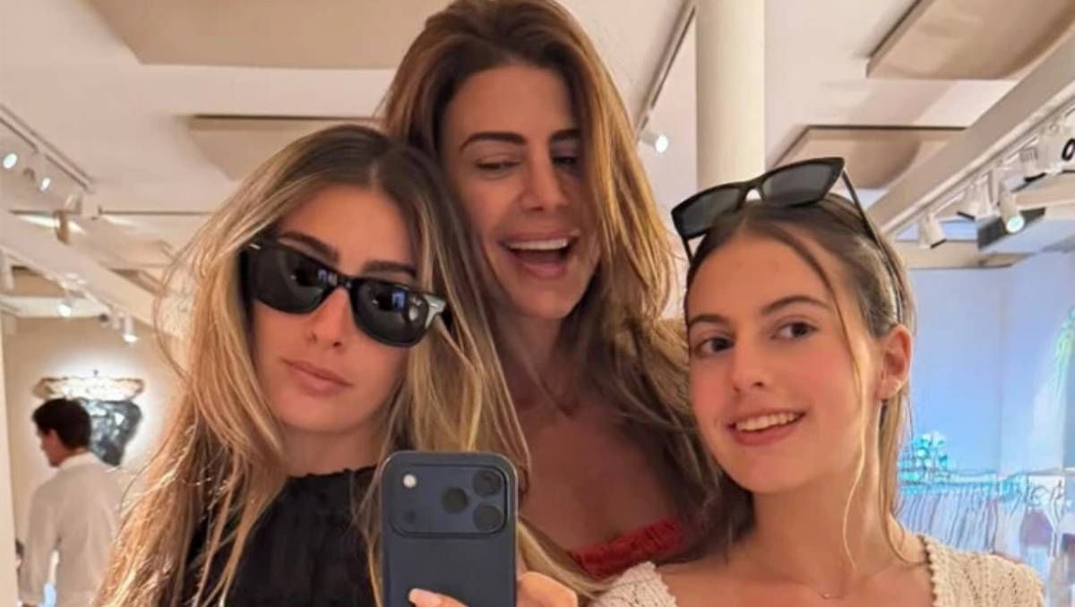 Juliana Awada y sus hijas en Saint-Tropez con tres looks que anticipan la temporada primavera-verano 2026