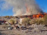 Vende miel en un semáforo y un incendio destruyó su casa: quién es y cómo ayudarlo
