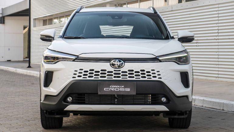 Se cree que de frente, la pickup será similar al Toyota Corolla Cross. Se cree que de frente, la pickup será similar al Toyota Corolla Cross.