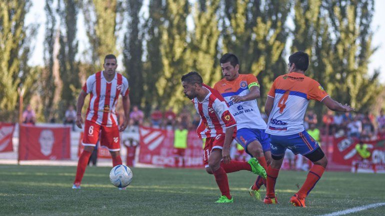 Rojo de alegría. De la mano del regresado Mauricio Villa