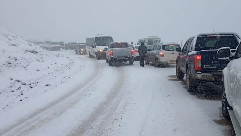 Por las nevadas y el turismo, colapsó el acceso al cerro Chapelco