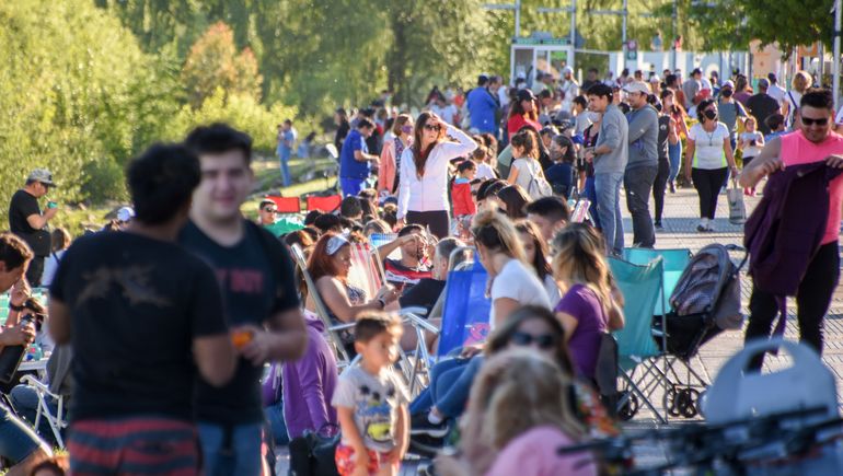 Día de la Madre: los neuquinos coparon el Paseo de la Costa
