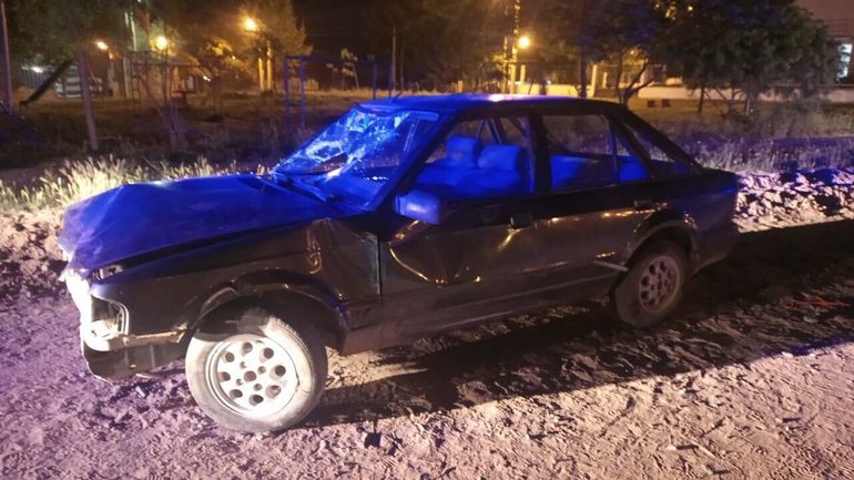El auto terminó con importantes daños en su parte delantera tras el violento choque contra un árbol. El auto terminó con importantes daños en su parte delantera tras el violento choque contra un árbol.