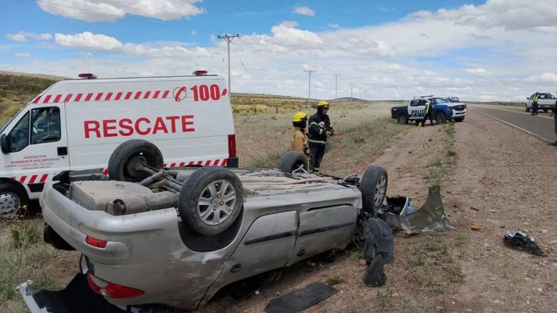 Vuelco y principio de incendio en la Ruta 237: el conductor quedó con las puertas trabadas | LM Neuquen Vuelco y principio de incendio en la Ruta 237: el conductor quedó con las puertas trabadas