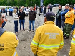 Se sumaron 10 brigadistas a los que ya están trabajando en los distintos frentes, además de siete vehículos terrestres. Se sumaron 10 brigadistas a los que ya están trabajando en los distintos frentes, además de siete vehículos terrestres.