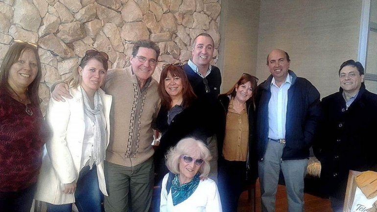 Liliana Carrin (de pie en el centro) preside la Junta del PRO en San Martín.