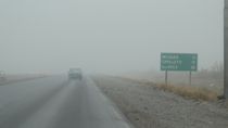 La densa niebla vistió a todo el Alto Valle. La densa niebla vistió a todo el Alto Valle.