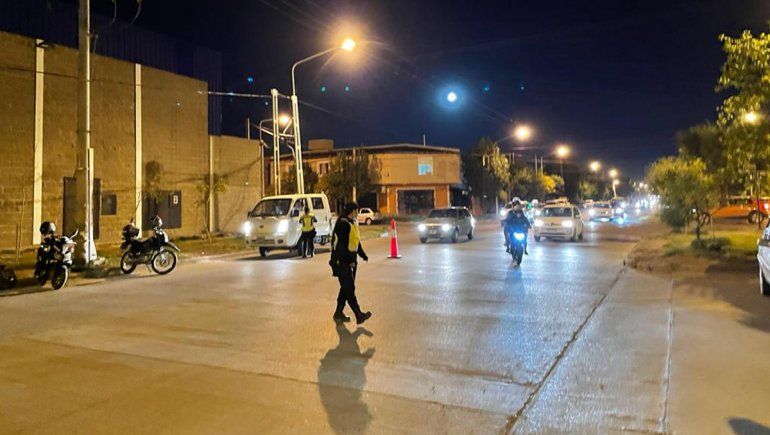 Un policía fue embestido por una moto que hizo willy para evadir un control