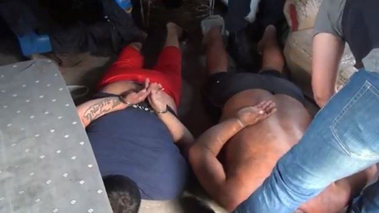 La policía lo siguió bastante tiempo y hasta filmó un video en el que se ve cómo el delincuente realizaba sus transacciones en una villa de Hurlingham. Le secuestraron cocaína y marihuana.