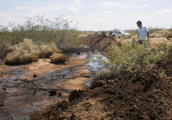 Derrame de petróleo en Huincul por fuertes lluvias