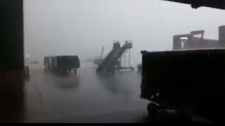 El temporal en Aeroparque hizo volar hasta las escaleras