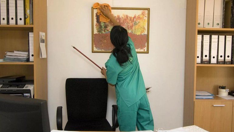 Cerró en la pandemia y canjea ropa por comida