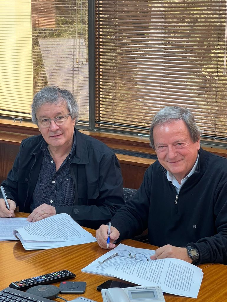 Marcelo Severini, de CALF, junto a un funcionario de CAMMESA, en la firma del acuerdo. Marcelo Severini, de CALF, junto a un funcionario de CAMMESA, en la firma del acuerdo.