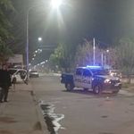 Los incidentes del domingo por la noche movilizaron a la Policía y también a los Bomberos. | LM Neuquen Los incidentes del domingo por la noche movilizaron a la Policía y también a los Bomberos.