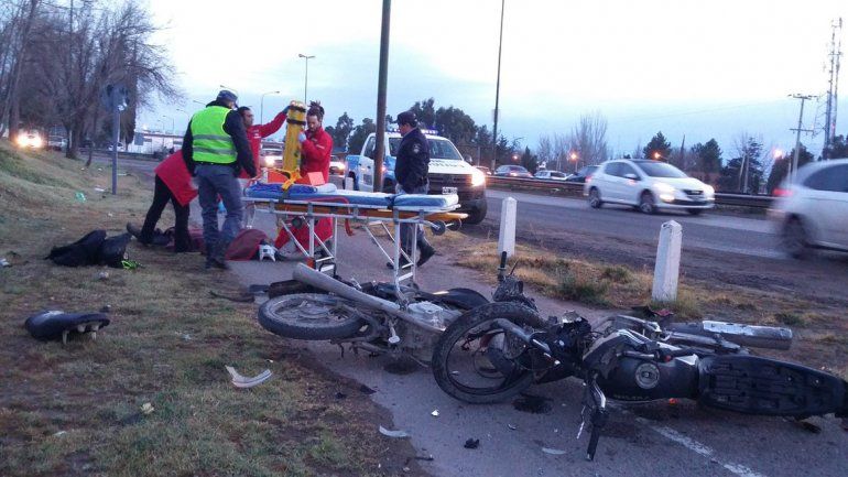 Motociclistas chocaron de frente en una ciclovía y terminaron heridos