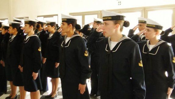 La mujer había sido dada de baja porque el acosador (su superior) la conceptuó mal. Después la reincorporaron.