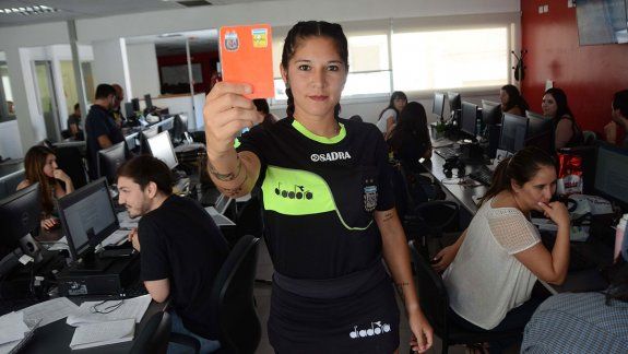 La jueza récord: a los 23 ya dirigió en Reserva y es cajera en un local