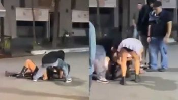 La pelea de dos mujeres a la salida de un boliche dejó a una de ellas en terapia intensiva. La pelea de dos mujeres a la salida de un boliche dejó a una de ellas en terapia intensiva.